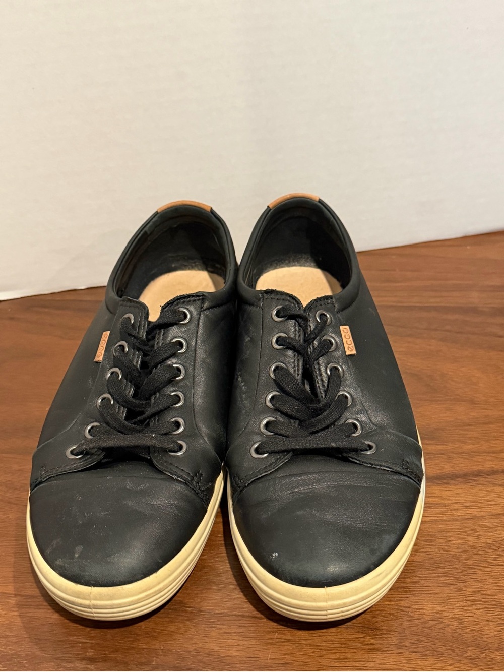 Ecco women’s Soft 7 comfort sneakers. Leather lace up size 9 usa or Eu size 40